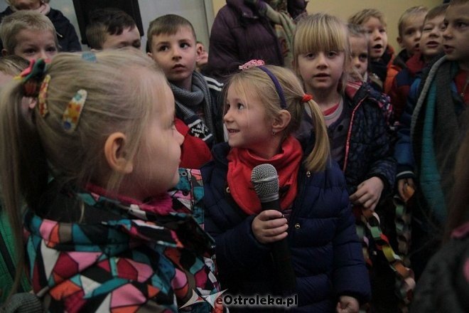 Ostrołęka: Przedszkolaki ubrały choinkę w „Handlowcu” [03.12.2015] - zdjęcie #58 - eOstroleka.pl