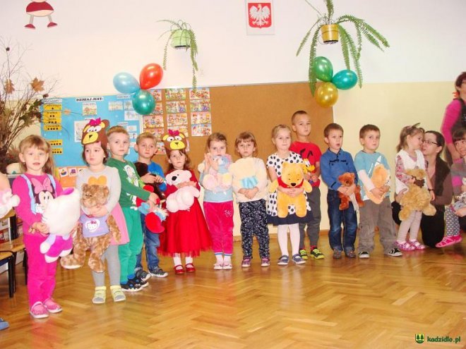 Światowy Dzień Pluszowego Misia w Przedszkolu w Dylewie [09.12.2015] - zdjęcie #6 - eOstroleka.pl