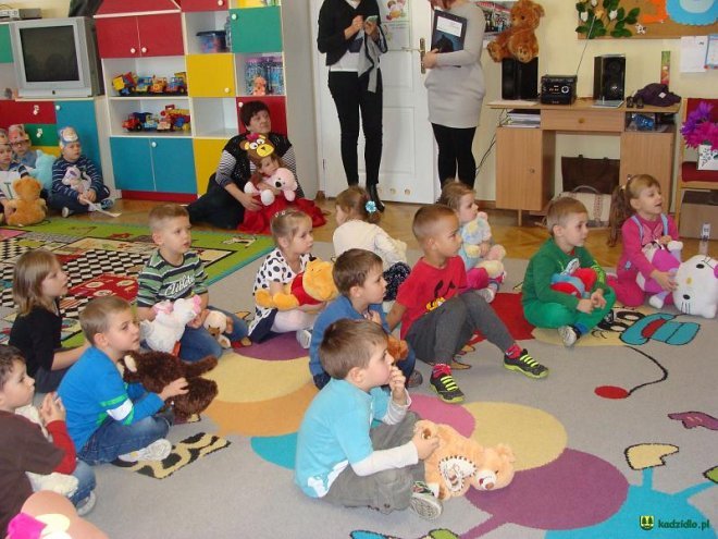 Światowy Dzień Pluszowego Misia w Przedszkolu w Dylewie [09.12.2015] - zdjęcie #9 - eOstroleka.pl