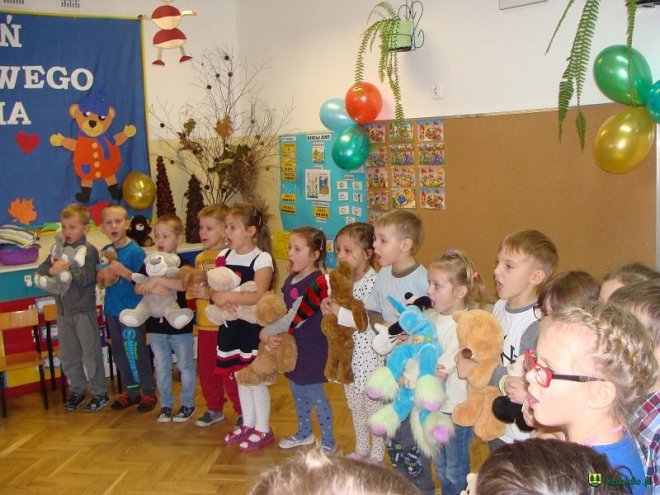 Światowy Dzień Pluszowego Misia w Przedszkolu w Dylewie [09.12.2015] - zdjęcie #11 - eOstroleka.pl