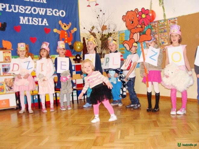 Światowy Dzień Pluszowego Misia w Przedszkolu w Dylewie [09.12.2015] - zdjęcie #15 - eOstroleka.pl