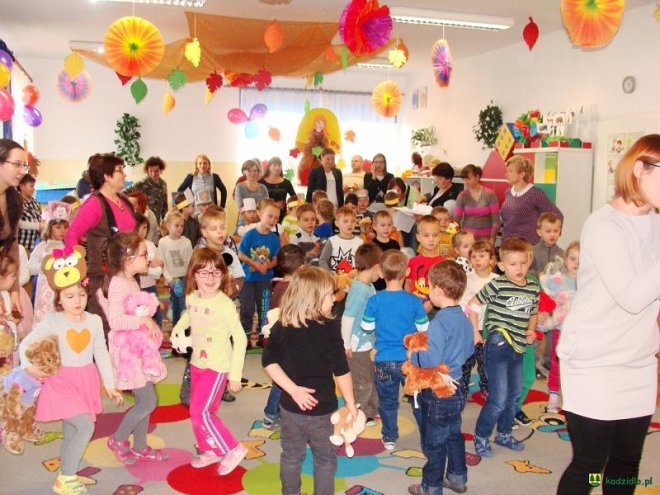 Światowy Dzień Pluszowego Misia w Przedszkolu w Dylewie [09.12.2015] - zdjęcie #17 - eOstroleka.pl