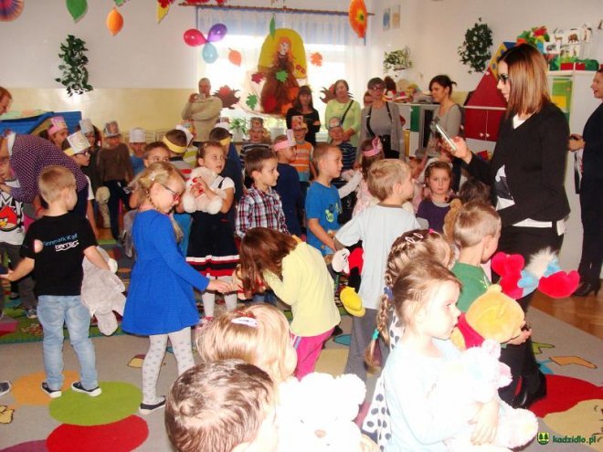 Światowy Dzień Pluszowego Misia w Przedszkolu w Dylewie [09.12.2015] - zdjęcie #23 - eOstroleka.pl