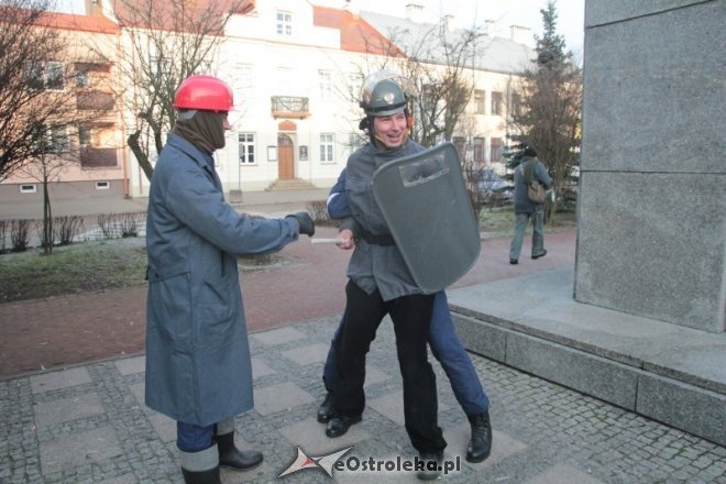 Zamieszki na ulicach Ostrołęki: Starcie „związkowców” milicją [11.12.2015] - zdjęcie #9 - eOstroleka.pl