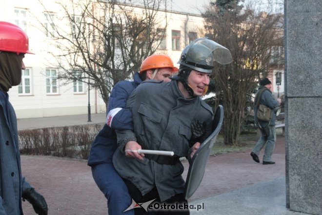 Zamieszki na ulicach Ostrołęki: Starcie „związkowców” milicją [11.12.2015] - zdjęcie #10 - eOstroleka.pl