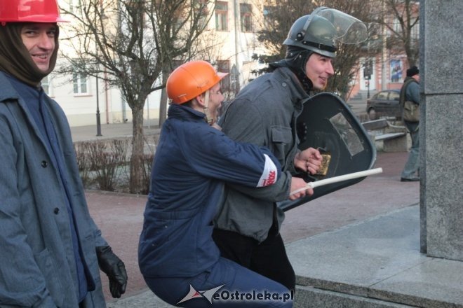 Zamieszki na ulicach Ostrołęki: Starcie „związkowców” milicją [11.12.2015] - zdjęcie #11 - eOstroleka.pl