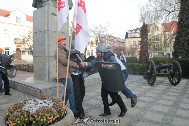 Zamieszki na ulicach Ostrołęki: Starcie „związkowców” milicją [11.12.2015] - zdjęcie #18 - eOstroleka.pl