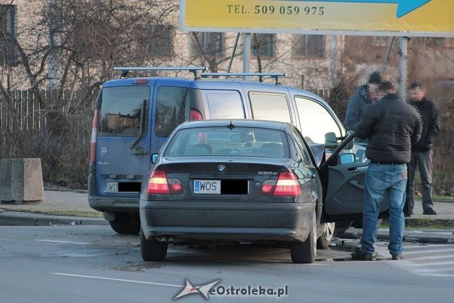 Ostrołęka: Wypadek na skrzyżowaniu 11 Listopada i Dobrzańskiego [14.12.2015] - zdjęcie #1 - eOstroleka.pl