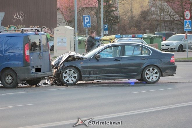Ostrołęka: Wypadek na skrzyżowaniu 11 Listopada i Dobrzańskiego [14.12.2015] - zdjęcie #5 - eOstroleka.pl