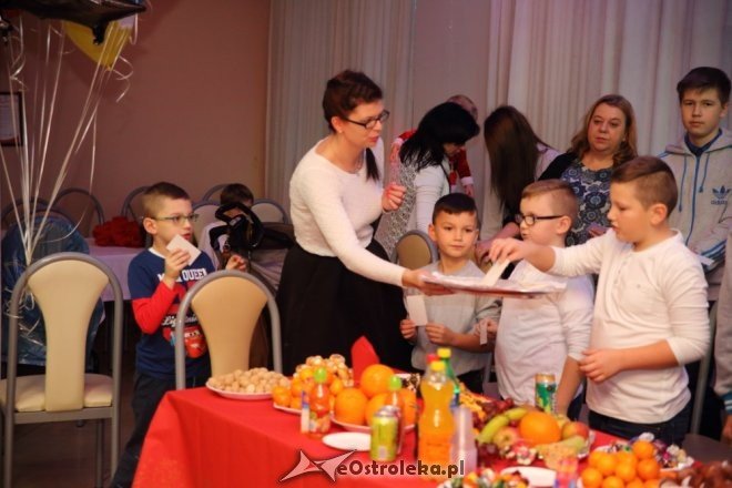 Świąteczne paczki dla dzieci z rodzin zastępczych i rodzinnego domu dziecka [18.12.2015] - zdjęcie #10 - eOstroleka.pl