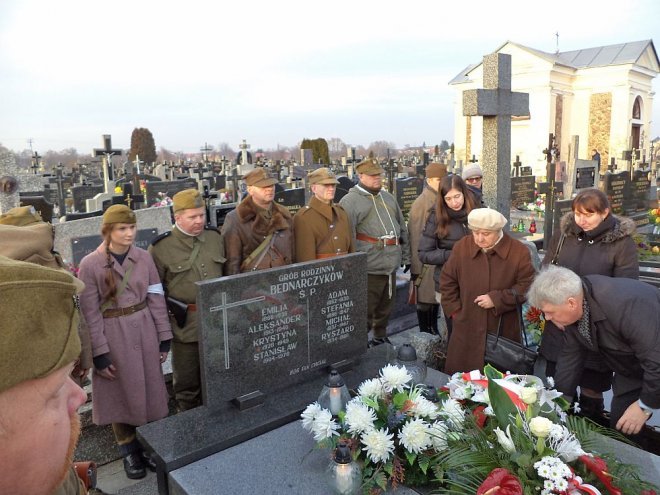 Uroczystości w 69 rocznicę śmierci kpt. Aleksandra Bednarczyka „Adama” [27.12.2015] - zdjęcie #3 - eOstroleka.pl