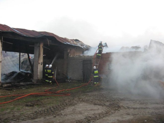 Pożar budynków gospodarczych w Romanowie [23.12.2015] - zdjęcie #6 - eOstroleka.pl