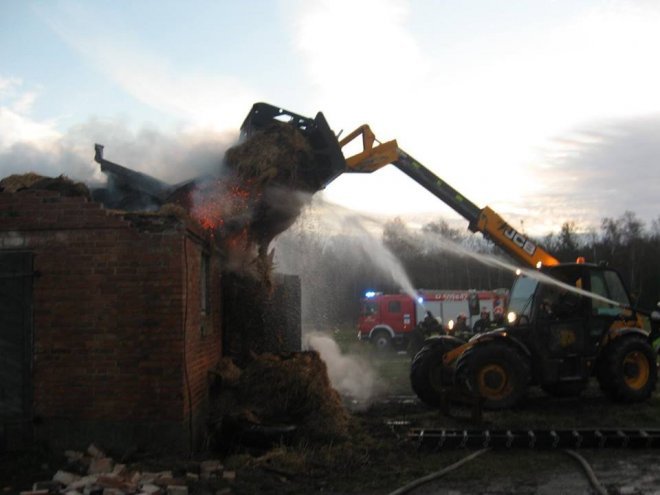 Pożar budynków gospodarczych w Romanowie [23.12.2015] - zdjęcie #3 - eOstroleka.pl