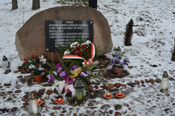 Uroczystości upamiętniające Żołnierzy Wyklętych w Dudach Puszczańskich [02.03.2016] - zdjęcie #11 - eOstroleka.pl