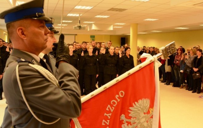 Uroczyste ślubowanie nowych policjantów w KWP w Radomiu [14.03.2016] - zdjęcie #3 - eOstroleka.pl