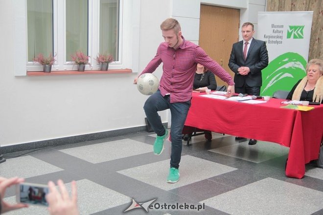 Adrian Duszak żongluje piłką podczas sesji Rady Powiatu [18.09.2016] - zdjęcie #11 - eOstroleka.pl