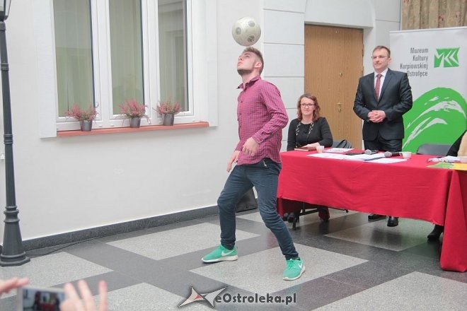 Adrian Duszak żongluje piłką podczas sesji Rady Powiatu [18.09.2016] - zdjęcie #12 - eOstroleka.pl