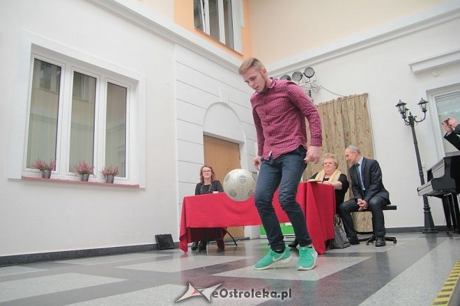 Adrian Duszak żongluje piłką podczas sesji Rady Powiatu [18.09.2016] - zdjęcie #23 - eOstroleka.pl