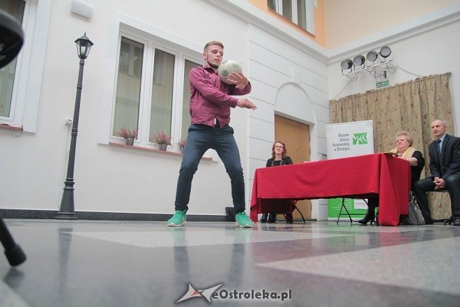 Adrian Duszak żongluje piłką podczas sesji Rady Powiatu [18.09.2016] - zdjęcie #26 - eOstroleka.pl