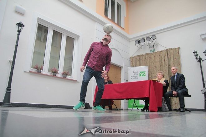 Adrian Duszak żongluje piłką podczas sesji Rady Powiatu [18.09.2016] - zdjęcie #27 - eOstroleka.pl