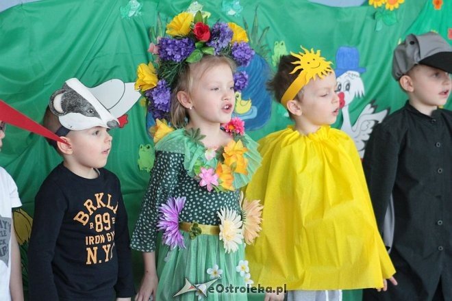 Spektakl na przywitanie wiosny w Przedszkolu Miejskim nr 8 w Ostrołęce [23.03.2016] - zdjęcie #22 - eOstroleka.pl