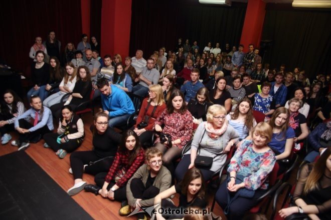 „Kandydatki na” - premierowy spektakl w Klubie Oczko [15.04.2016] - zdjęcie #8 - eOstroleka.pl