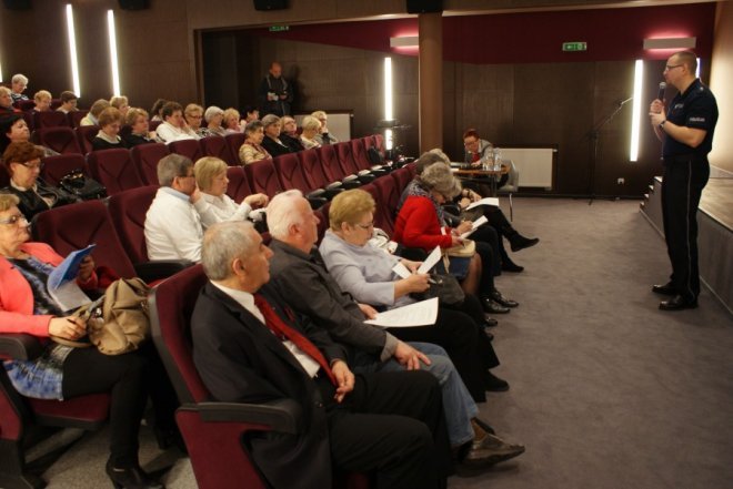 Debata społeczna o bezpieczeństwie seniorów w Ostrołęce [21.04.2016] - zdjęcie #1 - eOstroleka.pl