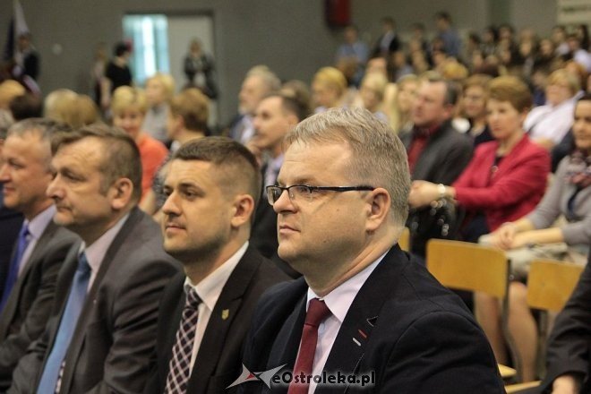 Rozdanie świadectw maturalnych w III Liceum Ogólnokształcącym w Ostrołęce [28.04.2016] - zdjęcie #28 - eOstroleka.pl