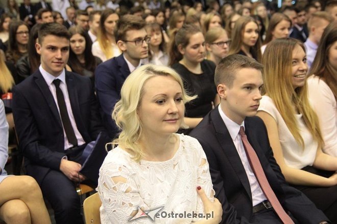 Rozdanie świadectw maturalnych w III Liceum Ogólnokształcącym w Ostrołęce [28.04.2016] - zdjęcie #33 - eOstroleka.pl
