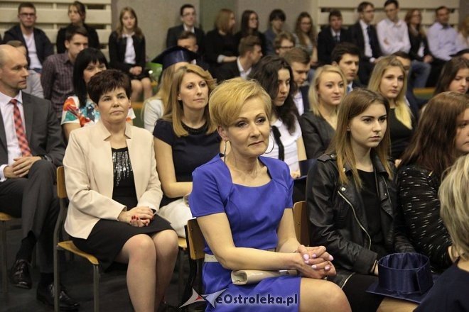 Rozdanie świadectw maturalnych w III Liceum Ogólnokształcącym w Ostrołęce [28.04.2016] - zdjęcie #40 - eOstroleka.pl