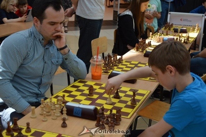 Turniej szachowy w Galerii Bursztynowej [08.05.2016] - zdjęcie #3 - eOstroleka.pl