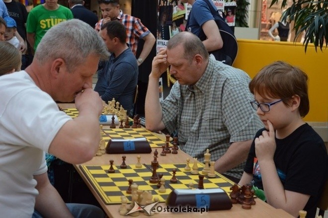 Turniej szachowy w Galerii Bursztynowej [08.05.2016] - zdjęcie #4 - eOstroleka.pl