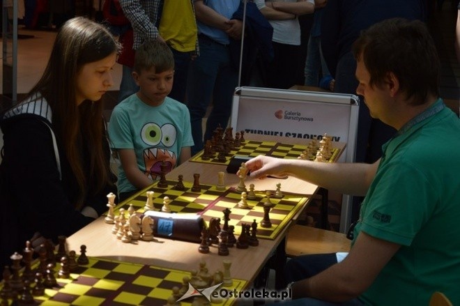 Turniej szachowy w Galerii Bursztynowej [08.05.2016] - zdjęcie #6 - eOstroleka.pl