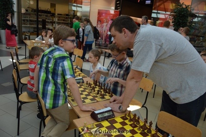 Turniej szachowy w Galerii Bursztynowej [08.05.2016] - zdjęcie #14 - eOstroleka.pl