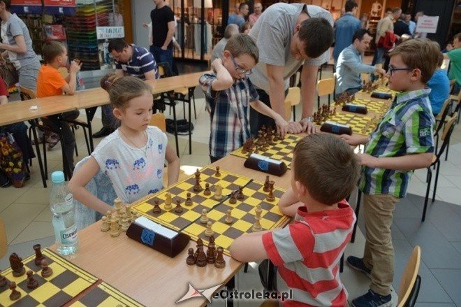 Turniej szachowy w Galerii Bursztynowej [08.05.2016] - zdjęcie #15 - eOstroleka.pl