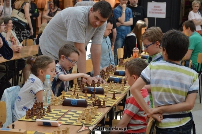 Turniej szachowy w Galerii Bursztynowej [08.05.2016] - zdjęcie #18 - eOstroleka.pl