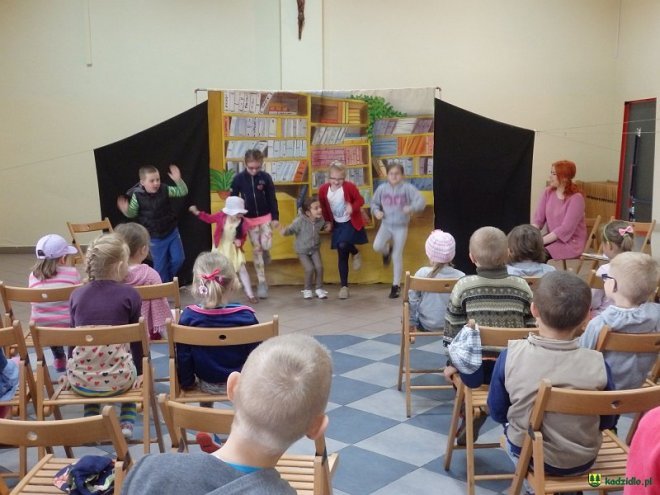 Spektakl „Sówka – mądra główka” dla dzieci z Chudka [13.05.2016] - zdjęcie #23 - eOstroleka.pl