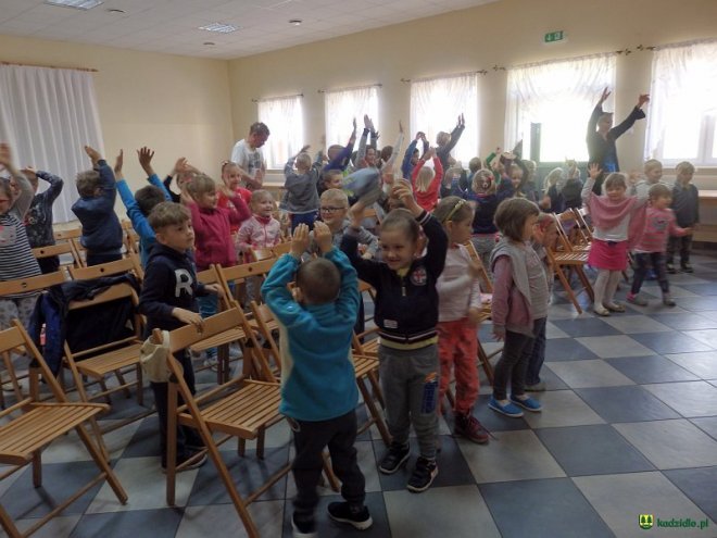 Spektakl „Sówka – mądra główka” dla dzieci z Chudka [13.05.2016] - zdjęcie #27 - eOstroleka.pl