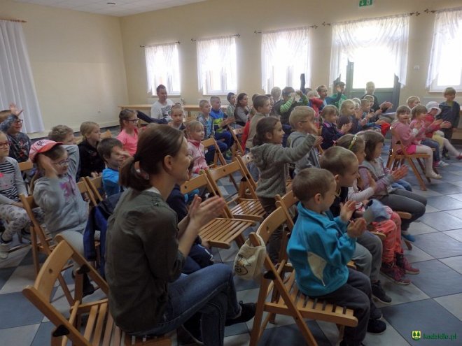 Spektakl „Sówka – mądra główka” dla dzieci z Chudka [13.05.2016] - zdjęcie #38 - eOstroleka.pl