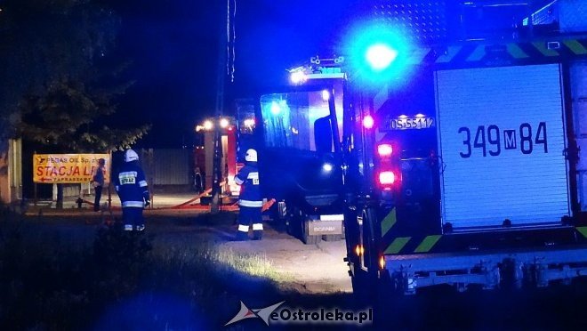Ostrołęka: Potężny wybuch na stacji paliw. Płonie kilka tysięcy litrów gazu [21.05.2016] - zdjęcie #46 - eOstroleka.pl