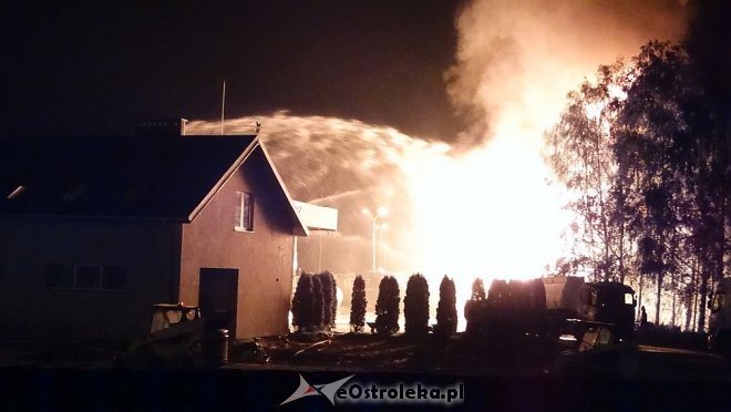 Ostrołęka: Potężny wybuch na stacji paliw. Płonie kilka tysięcy litrów gazu [21.05.2016] - zdjęcie #69 - eOstroleka.pl