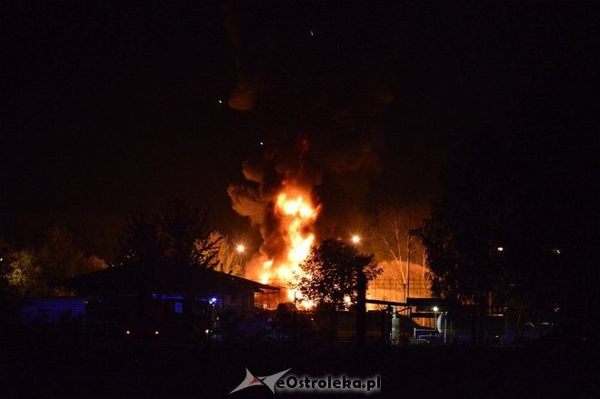 Ostrołęka: Potężny wybuch na stacji paliw. Płonie kilka tysięcy litrów gazu [21.05.2016] - zdjęcie #29 - eOstroleka.pl