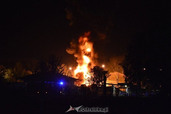 Ostrołęka: Potężny wybuch na stacji paliw. Płonie kilka tysięcy litrów gazu [21.05.2016] - zdjęcie #30 - eOstroleka.pl