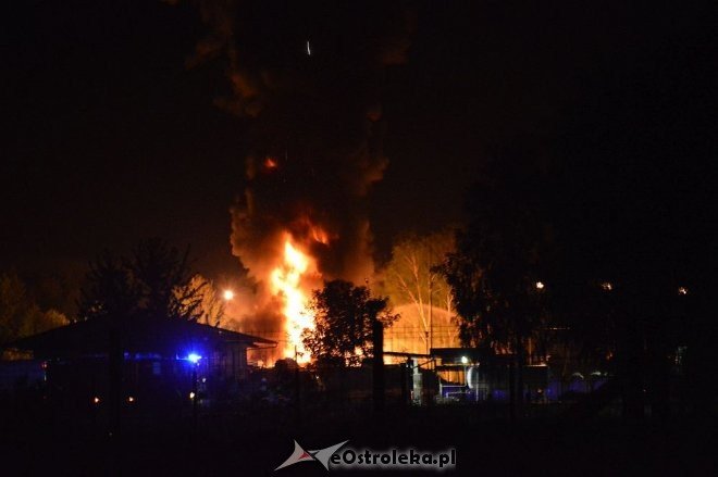Ostrołęka: Potężny wybuch na stacji paliw. Płonie kilka tysięcy litrów gazu [21.05.2016] - zdjęcie #31 - eOstroleka.pl