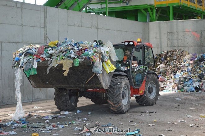 Studenci olsztyńskiego uniwersytetu z wizytą na stacji segregacji śmieci w Ostrołęce [23.05.2016] - zdjęcie #41 - eOstroleka.pl