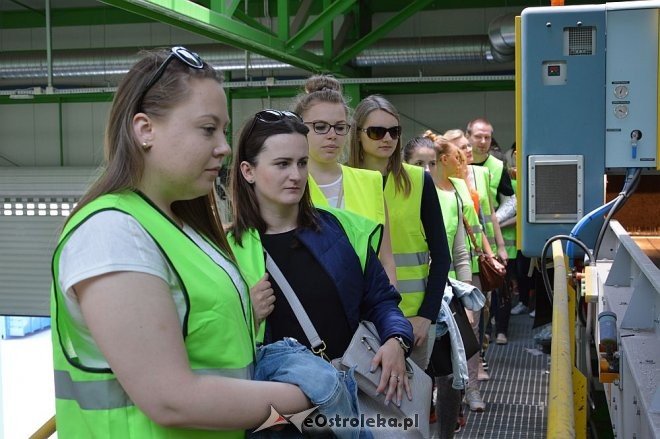 Studenci olsztyńskiego uniwersytetu z wizytą na stacji segregacji śmieci w Ostrołęce [23.05.2016] - zdjęcie #59 - eOstroleka.pl