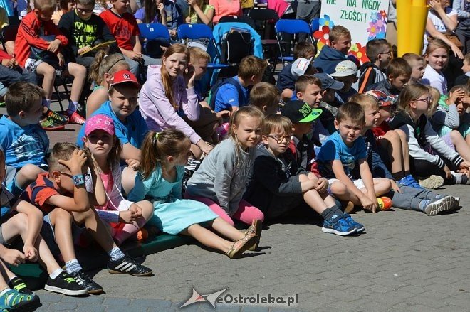 VIII Miejski Dzień Szkoły Bez Przemocy pod hasłem „Uderz mnie... uśmiechem” [09.0.2016] - zdjęcie #3 - eOstroleka.pl