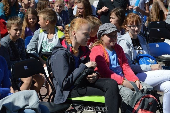 VIII Miejski Dzień Szkoły Bez Przemocy pod hasłem „Uderz mnie... uśmiechem” [09.0.2016] - zdjęcie #36 - eOstroleka.pl