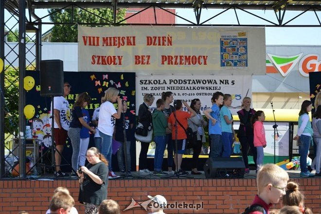 VIII Miejski Dzień Szkoły Bez Przemocy pod hasłem „Uderz mnie... uśmiechem” [09.0.2016] - zdjęcie #71 - eOstroleka.pl