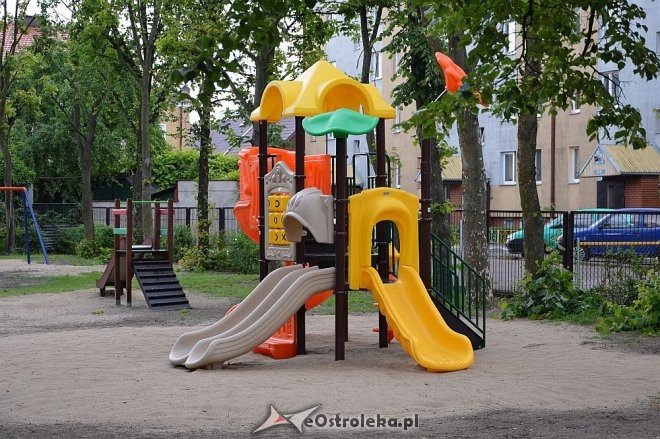 Nowy plac zabaw przy Przedszkolu Miejskim nr 10 w Ostrołęce [10.06.2016] - zdjęcie #2 - eOstroleka.pl
